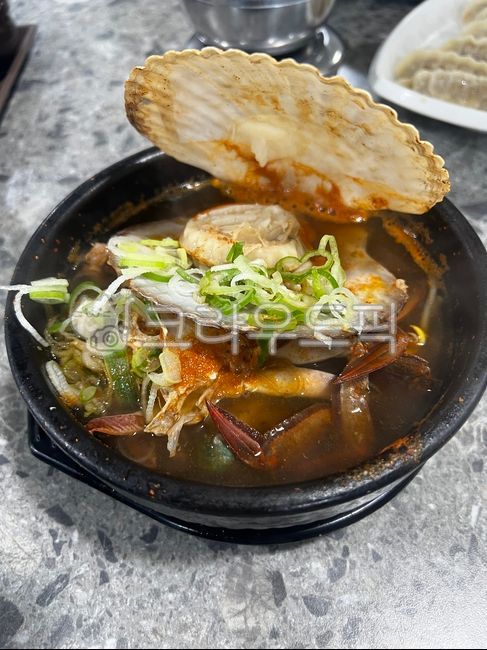 Haejangguk,restaurant,plate,bowl,food,meal,seafood stew,dish,earthen pot,cooking