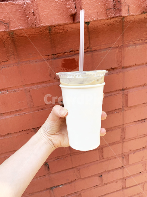 테이크아웃,커피,coffee,라떼,아이스라떼,아이스카페라떼,카페라떼,background음료,음료수,음식,식품,시원한,얼음,빨대,스트로우,background커피,아이스커피,아이스,background아이스커피,차가운,카페인,음료,클로즈업,background테이크아웃,테이크아웃컵,슬리브,홀더,커피컵,일회용컵,takeout,카페,cafe,사물,물건,오브젝트,thing,object,matter,remove,background,3d,손,hand,실물,우유,마실것,drink,milk,커피포토샵,포토샵