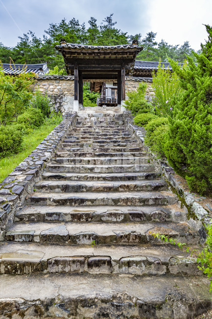 stone steps,traditional fence,Gunja Village,Cultural Heritage,Kawa fence,old house,tile,Andong attractions,Attractions,Korean meaning,traditional house