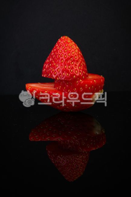 딸기,과일,바구니,싱싱한,신선한,계절과일,비타민,제철과일,클로즈업,매크로,과육,과즙,단면,반영컷