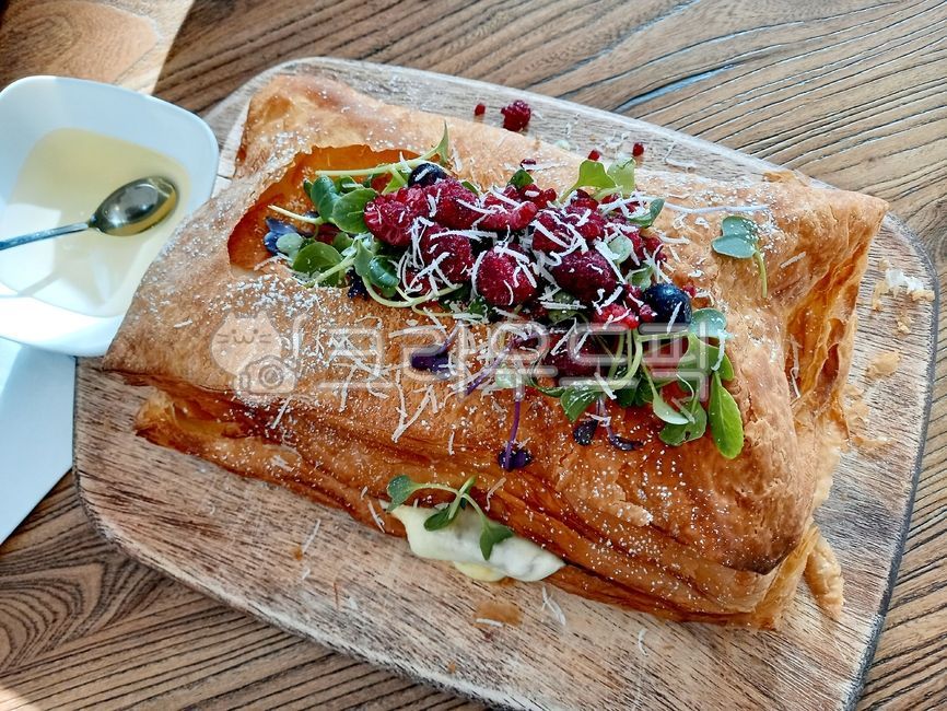 raspberry,bread,spaghetti,blueberry,noodles,Mozzarella,plate,noodle,bowl,food,cheese,pastry,honey,pasta,woodfired pizza,western food