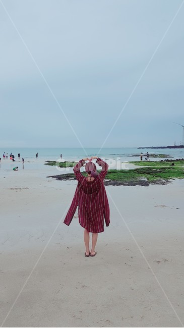 뒷모습,바닷가,해변,바다여행,흐린날,하트,seaside,beach,여성,여자,girl,woman,heart,사람,인물,인간,human,person,여성,여자,woman,female,lady,여행,휴가,traveling,vacation,trip