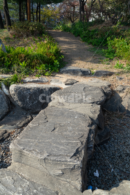 돌,돌다리,다리,바위,숲길,흙,흙길,풀,공원,나들이,길,flagstone,판석,slate