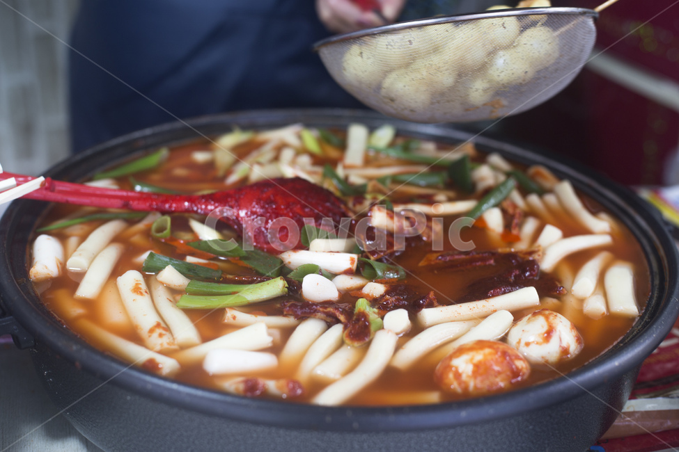 떡볶이,분식,길거리음식,떡볶이떡,고추장,달걀,국자,음식,대파,음식,식재료,요리,food,cook,meal,dishes,food reserves,한식,한국음식,한국요리,korean food,korean dishes,korean meal,korean cook,디저트,간식,후식,dessert,snack