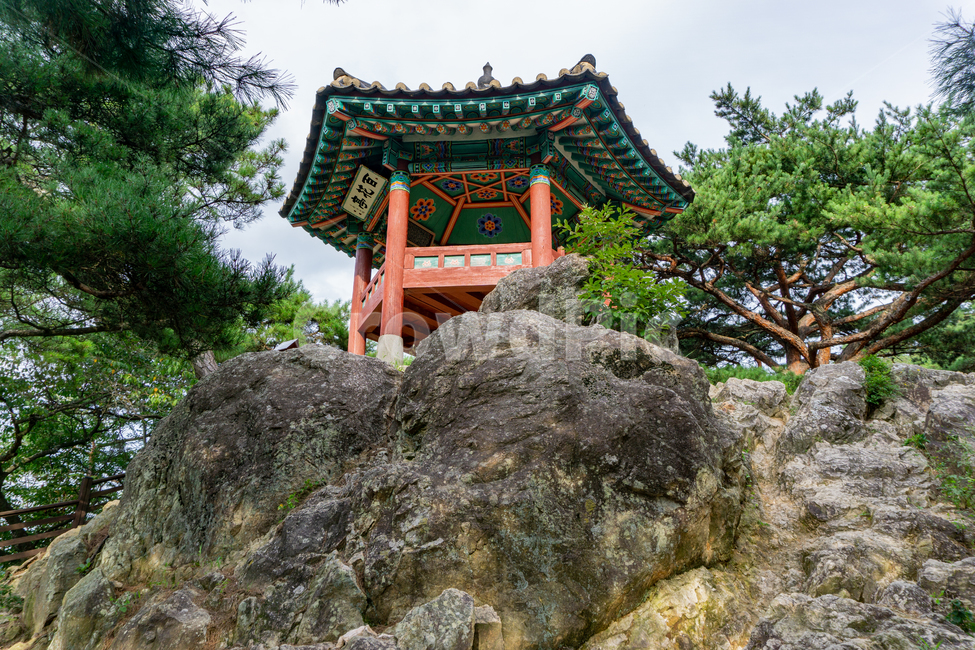 백화정,낙화암,부소산성,부소산,백제,부여,누각,한국전통,전통건축,korea,architecture,building,temple,신전,worship,shrine,유적지,유네스코,unesco,문화유산,문화,백제유적,세계유산,삼천궁녀,흐린날씨,여름,늦여름,관북리,쌍북리,한국전통,한국문화,korean traditional,korean culture,건축물,건물외관,exterior,building,structure,architecture,construction