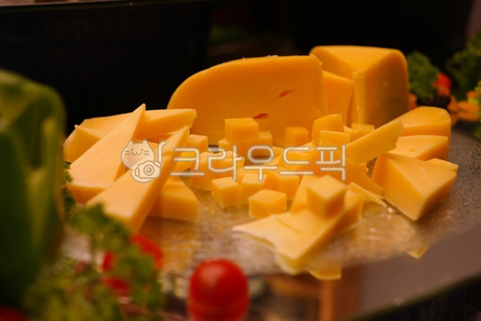 snack,dairy product,triangle,food,cheese,sliced,piece,Plating,Food Ingredients,Cheddar Cheese