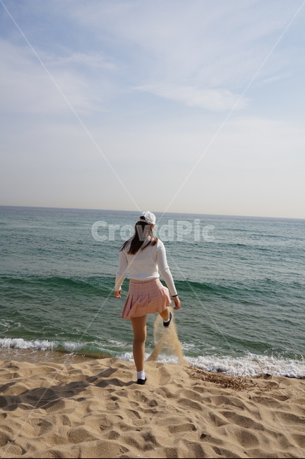 모래발차기,여자,바다,뒷모습,해변,분홍스커트,모자,긴머리,해변,바다,beach,sea,사람,인물,인간,human,person,여성,여자,woman,female,lady,여행,휴가,traveling,vacation,trip