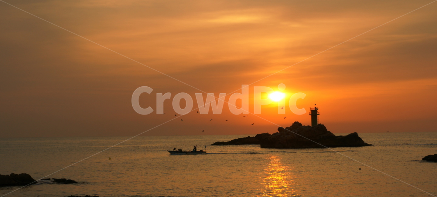 일출,새벽,바다,등대,고깃배,갈매기,등대,lighthouse,실루엣,그림자,silhouette,shadow,adventure,모험,nature,자연,outdoors,옥외