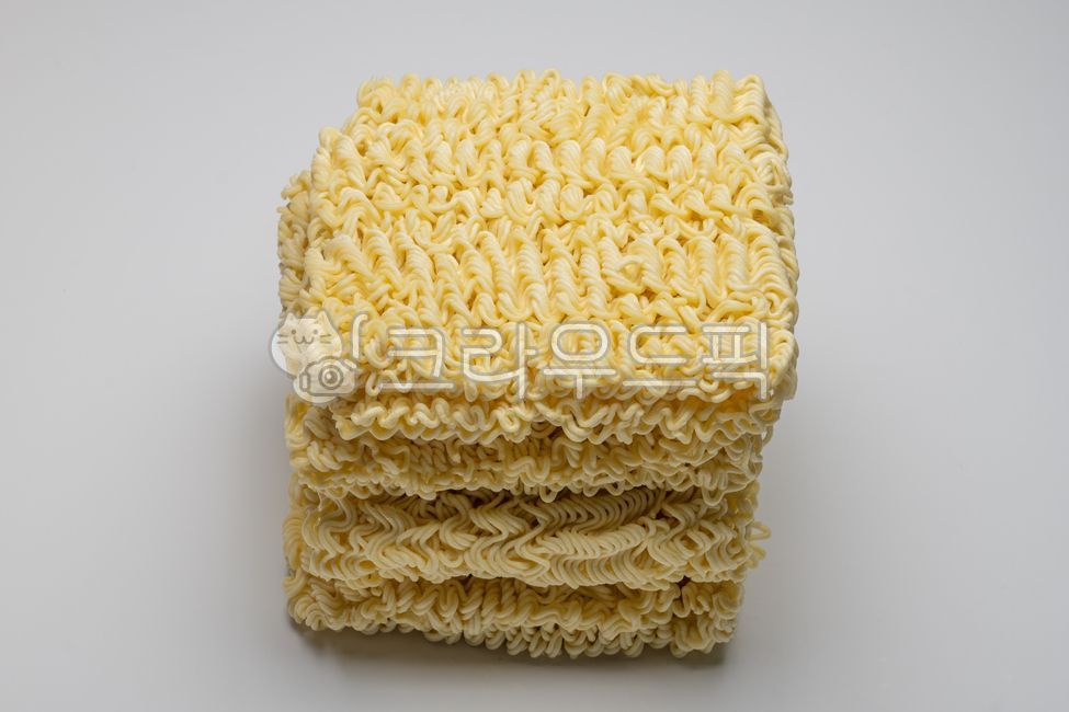 라면사리,튀긴면,탄수화물,분식,음식,요리,면,면요리,라면,간식,식사,한끼,사리,식료품,기름,재료,식재료,음식재료,딱딱한,기름진,밀가루,사리면,유탕면,국수,noodle,food,cook,meal,ramen,flourfood,cuisine,dish,foodingredient,carbohydrate