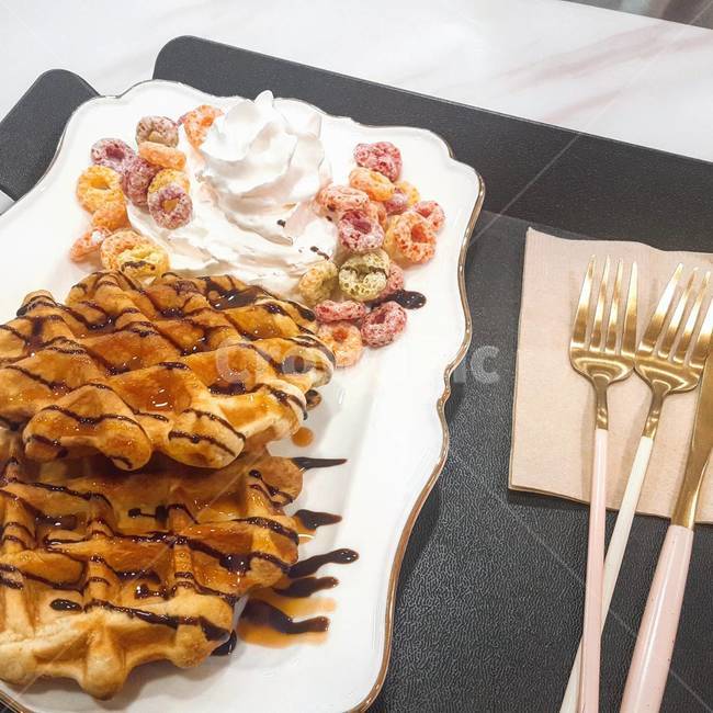 카페,와플,생크림,시리얼,초코시럽,디저트,간식,후식,dessert,snack