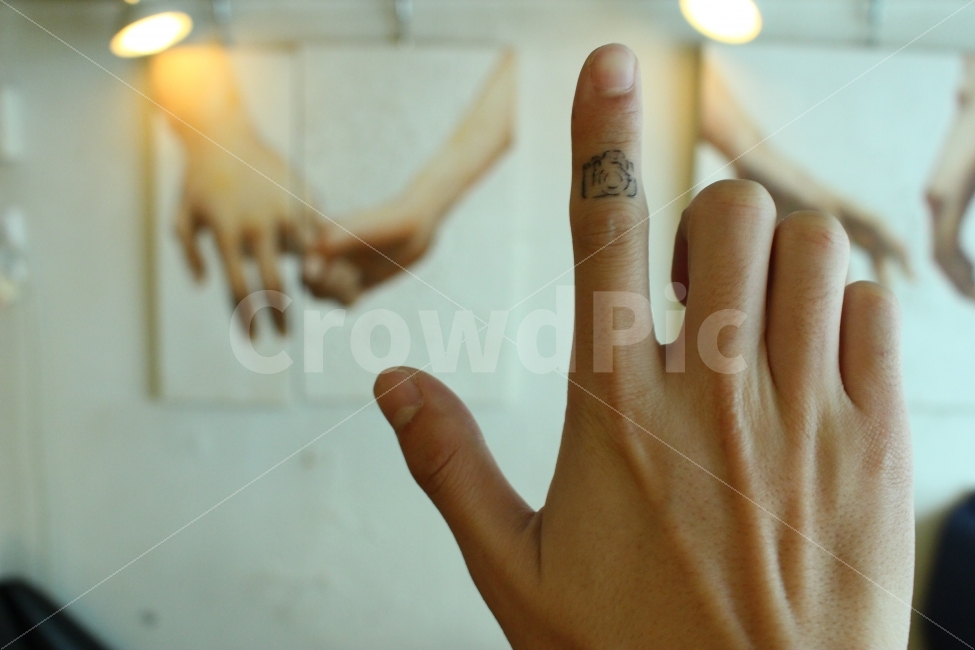 손,타투,손가락,카메라,문신,사람,사람,인물,인간,human,person,신체일부,몸,body,손,제스처,표시,손짓,표현,gesture,hand,sign,expression,연출,컨셉,콘셉,direction,concept