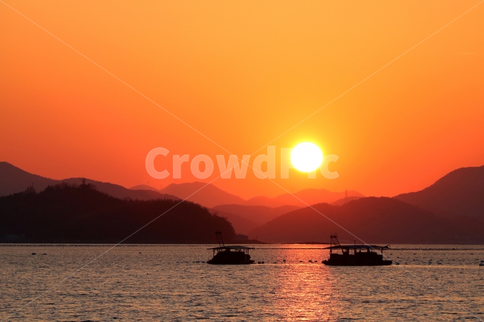 일출,일몰,태양,바다,섬,배,노을,자연,풍경,nature,landscape,vehicle,차량,boat,보트,transportation,교통,outdoors,옥외,dawn,새벽,dusk,황혼,sky,하늘,sunset,red sky,붉은 하늘