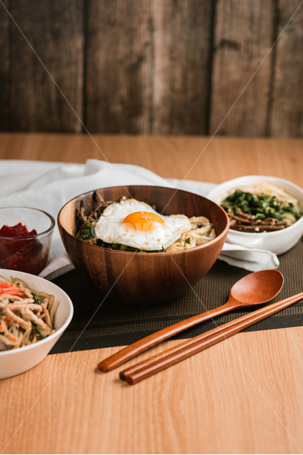 비빔밥,한국전통음식,계란후라이,계란프라이,도라지,고사리,시금치,건강한,웰빙푸드,한식,음식,식재료,요리,food,cook,meal,dishes,food reserves,한식,한국음식,한국요리,korean food,korean dishes,korean meal,korean cook
