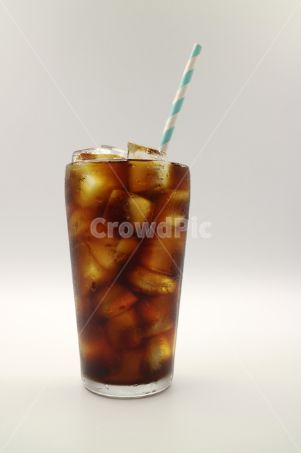 음료,음료수,아이스커피,아이스아메리카노,커피,음식,식품,갈증,시원한,얼음,유리잔,유리컵,카페인,아메리카노,블랙커피,오브젝트,누끼,빨대,스트로우,커피,카페,coffee,cafe,누끼,remove background