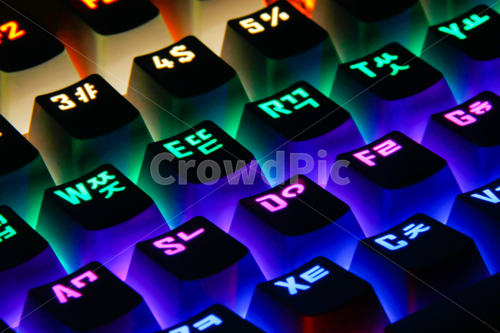 키보드,led,밤,어두움,보라색,파란색,하얀색,비즈니스,사업,business,service,work,사물,물건,오브젝트,thing,object,matter