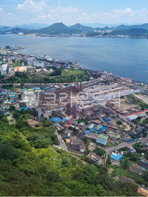 forest,Hill,city,clouds,construct,house,distant mountain,summer,building,cloud,mountain,Beach,Coast,road,construction,park,architecture,sky,sea water,roof,coastline,green,nature,island,tree,construction site,afternoon,blue,ocean,road name