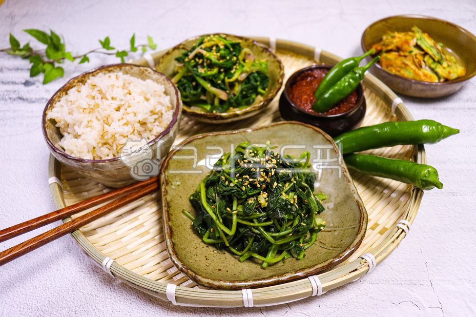 pepper,basket,lunch,dining table,country table,Korean,simple,Eating alone,vegetable side dish,food,meal,Hansang,colander,Ssamjang