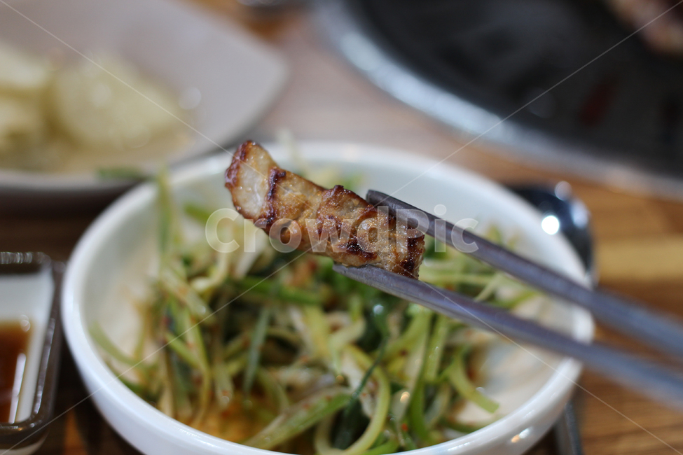 돼지고기,파절임,삼겹살,구운고기,젓가락,음식,식재료,요리,food,cook,meal,dishes,food reserves,육류,고기,meat