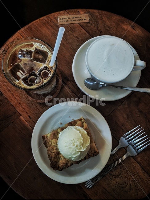 카페,커피,디저트,cafe,coffee,dessert,latte,도기류,컵,그릇,테이블,테이블셋팅