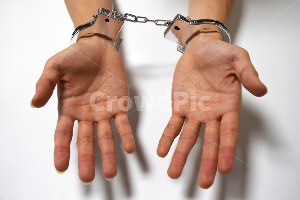 수갑,범죄,절도,범죄자,경찰,죄,손목,교도소,은색,차가움,위법,손,손가락,손바닥,사람,인물,인간,human,person,신체일부,몸,body,공포,호러,무서운,무서움,horror,terror,fear,연출,컨셉,콘셉,direction,concept
