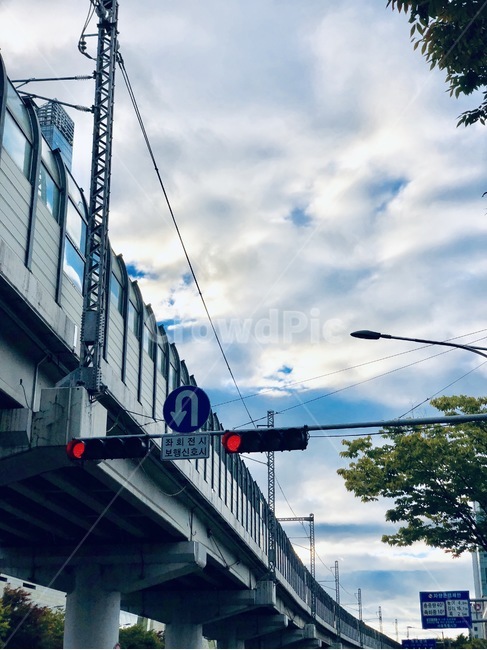 고가,다리,가로등,하늘,구름,교통,교통수단,traffic,transportation,건축물,건물외관,exterior,building,structure,architecture,construction