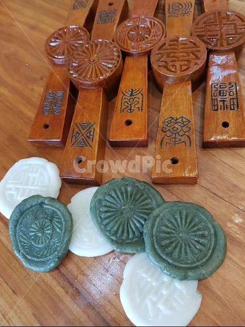 떡손,절편,전통무늬,절편모양찍기,조각,원형,ricecakedecorationtool,쑥떡,나무재질,명절,추석설날,한국전통,한국문화,korean traditional,korean culture,음식,식재료,요리,food,cook,meal,dishes,food reserves,한식,한국음식,한국요리,korean food,korean dishes,korean meal,korean cook,디저트,간식,후식,dessert,snack,사물,물건,오브젝트,thing,object,matter