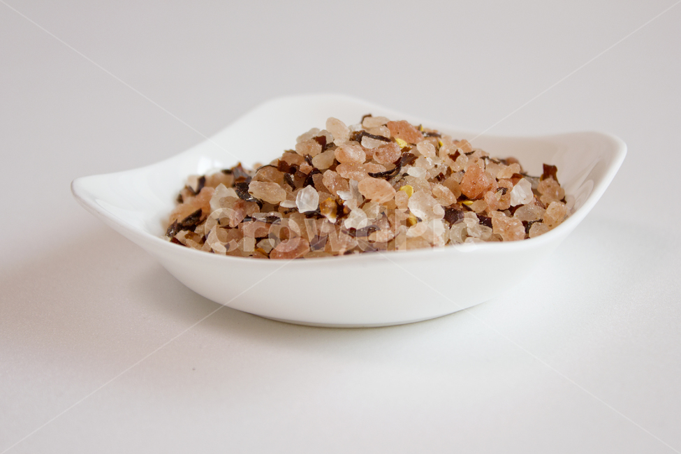 흰배경,흰색,화이트,하얀색,음식,재료,식재료,양념,핑크,핑크솔트,페퍼,매운,짠,짜다,소금,솔트,분홍소금,덩어리,결정,알갱이,고추가루,결정체,소금알갱이,요리재료,더미,그릇,접시,흰그릇,음식,식재료,요리,food,cook,meal,dishes,food reserves