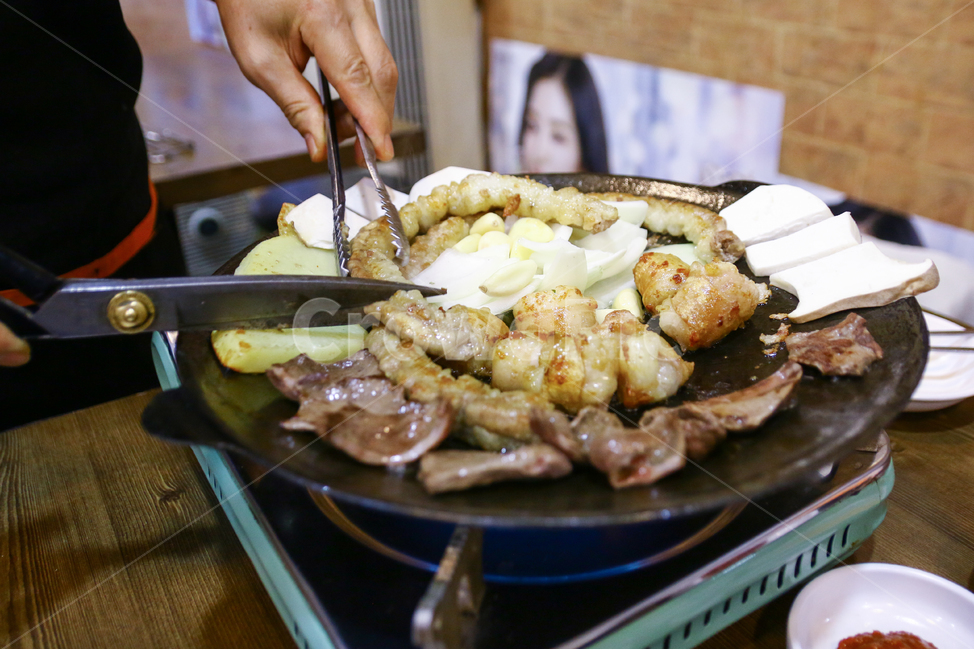 곱창,소곱창,대창,막창,염통,곱창구이,철판구이,외식,회식,곱창집,창자,육류,육식,고기,쫄깃한,고소한,느끼한,기름진,음식,메뉴,요리,상차림,음식점,한국요리,한국음식,맛있는,부추,채소,버섯,식사,음식,식재료,요리,food,cook,meal,dishes,food reserves,한식,한국음식,한국요리,korean food,korean dishes,korean meal,korean cook