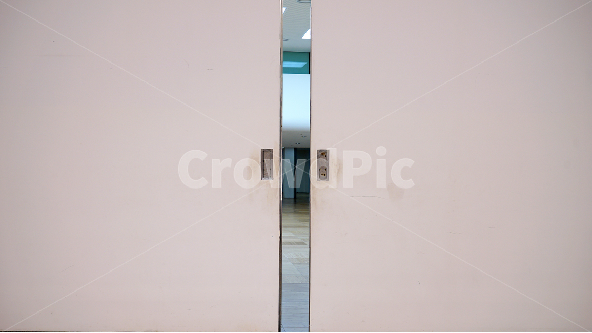 door,enterance,gate,minimal,interior,white,narrow,open,문,입구,좁은틈,인테리어,화이트,인테리어,실내디자인,interior design