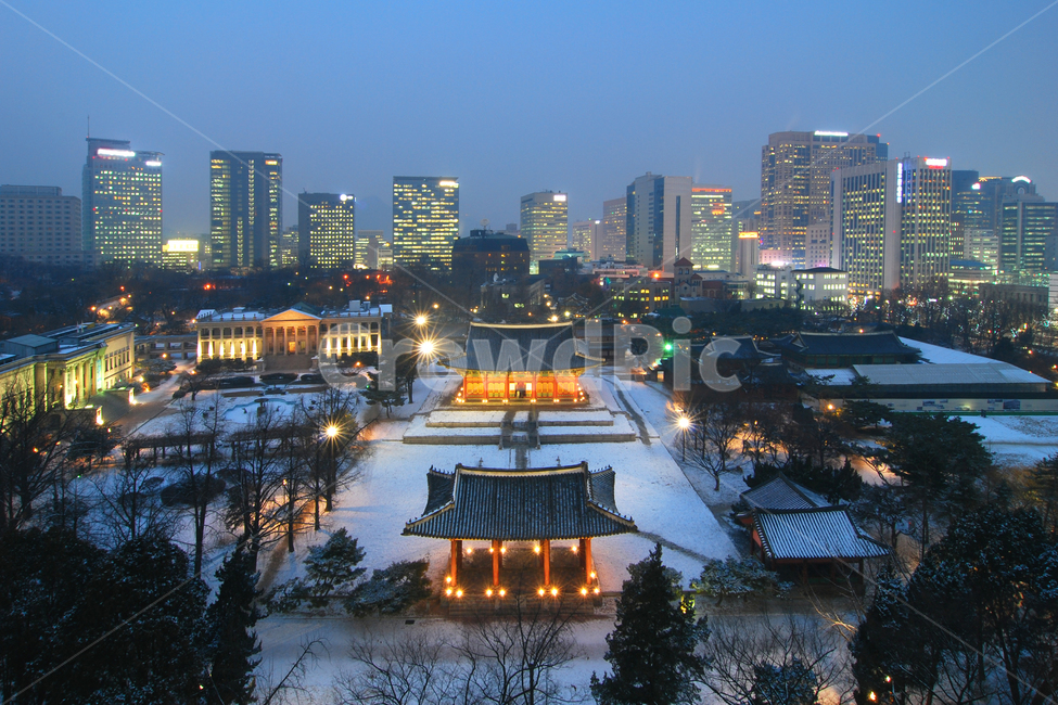 덕수궁,겨울,눈,설경,고궁,궁,궁궐,풍경,불빛,조명,야경,빌딩,고층빌딩,도시,도심,중화문,중화전,전각,건물,건축,건축물,전통건축,전통건축물,전통,한국전통,기와,지붕,기와지붕,하이앵글,하이뷰,탑앵글,탑뷰,명소,사람,계절,스카이라인,랜드마크,저녁,밤,서울,한국,겨울,계절,winter,season,한국전통,한국문화,korean traditional,korean culture,랜드마크,landmark,tourist attraction,한국랜드마크,한국관광지,한국명소,korea landmark,korea tourist attraction