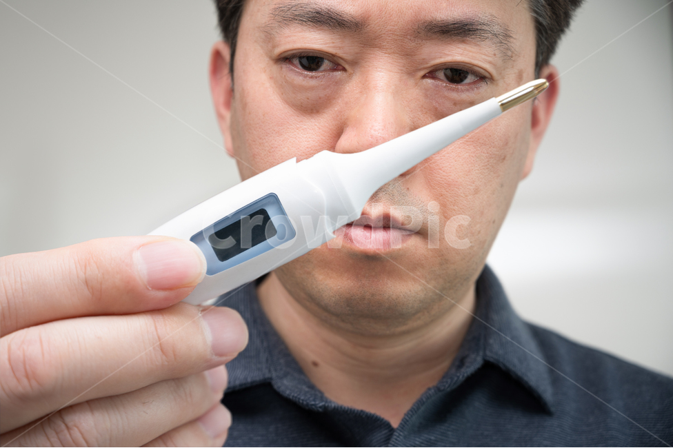 보건,의료,예방,전염병,바이러스,보호,감염,코로나,코로나바이러스,코로나19,covid19,독감,신종플루,감염병,차단,전염,건강,위생,건강관리,의학,체온계,체온,고열,자가검진,환자,측정,남자,남성,1명,확인,체크,몸살,감기,신종코로나,질병,과학,중년,40대,50대,들고있는,잡고있는,건강,헬스웨어,헬스케어,healthware,health care,의료,의학,병원,medical,hospital,clinic