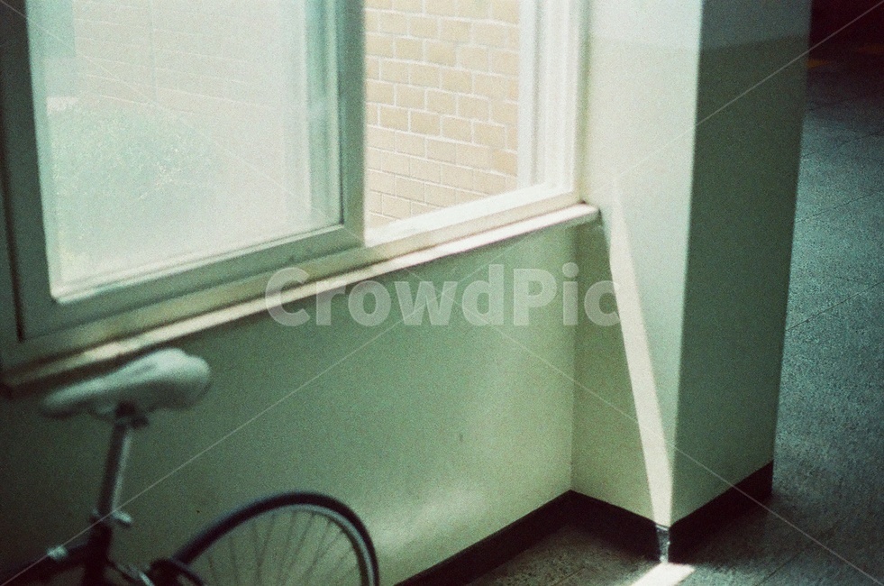유리창,창문,창가,햇빛,그림자,자전거,필름사진,벽,window,sunlight,shadow,bike,wall