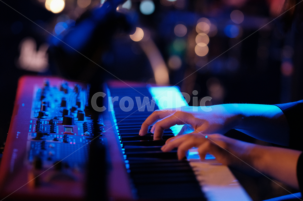피아노,신디사이저,손가락,공연장,공연,조명,사람,인물,인간,human,person,신체일부,몸,body,축제,행사,festival,carnival,event,감성,sensible,feeling,색깔,색상,색채,색감,color sense,color sensitivity,feeling of color,악기,음향기기,musical instrument,musical equipment