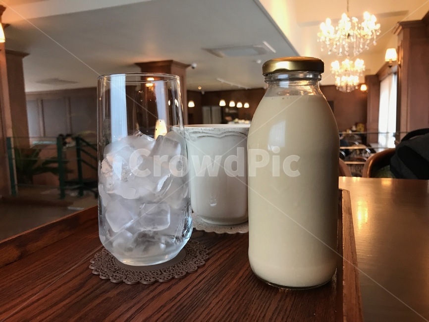 milk,우유,drink,beverage,마실것,밀크티,아메리카노,얼음컵,카페