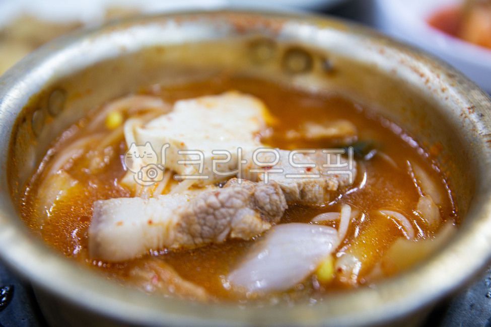 두부,파,콩나물,김치,돼지고기,얼큰한,끓인,남비,김치찌게,한국전통음식,tofu,greenonion,beansprouts,kimchi,pork,spicy,boiled,hotpot,kimchistew,traditionalkoreanfood,음식,식재료,요리,food,cook,meal,dishes,food reserves,한식,한국음식,한국요리,korean food,korean dishes,korean meal,korean cook