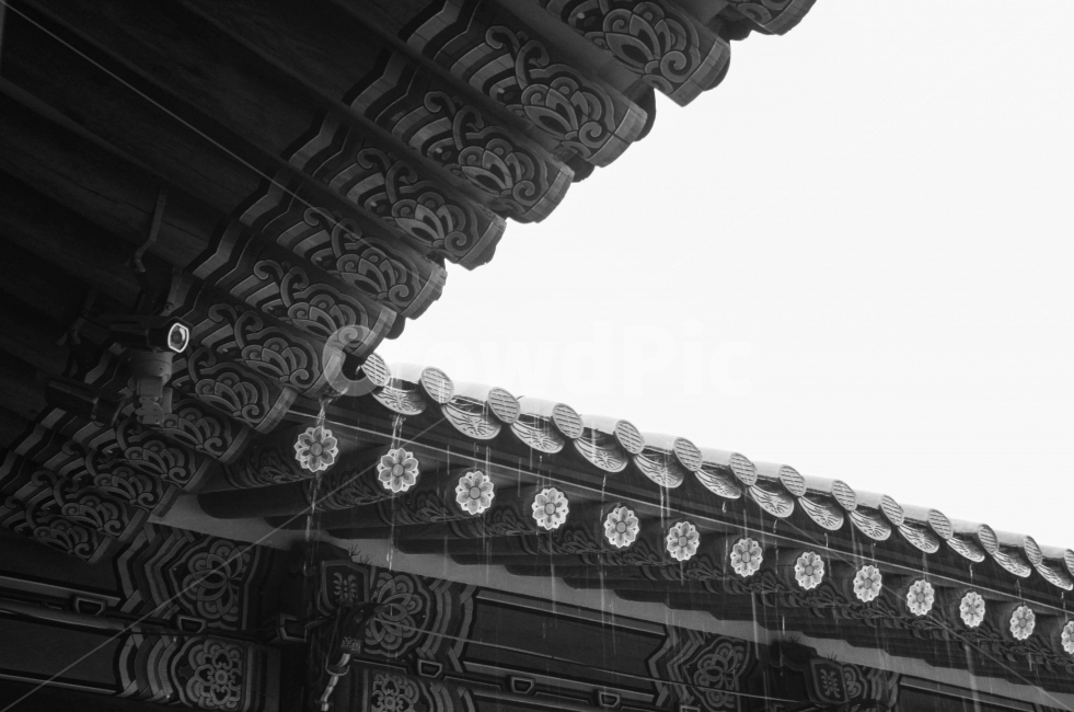 처마,궁궐,비,흑백,cctv,한국전통,한국문화,korean traditional,korean culture,비,비오는날,rain,rainy,흑백,모노톤,monochrome,black and white,건축물,건물외관,exterior,building,structure,architecture,construction