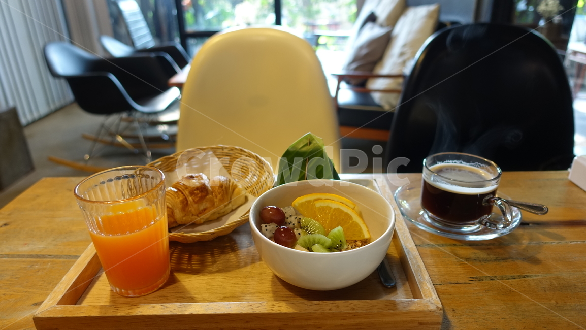 카페,cafe,아침식사,breakfast,커피,coffee,뮤즐리,크로와상,오렌지쥬스,fruit,과일