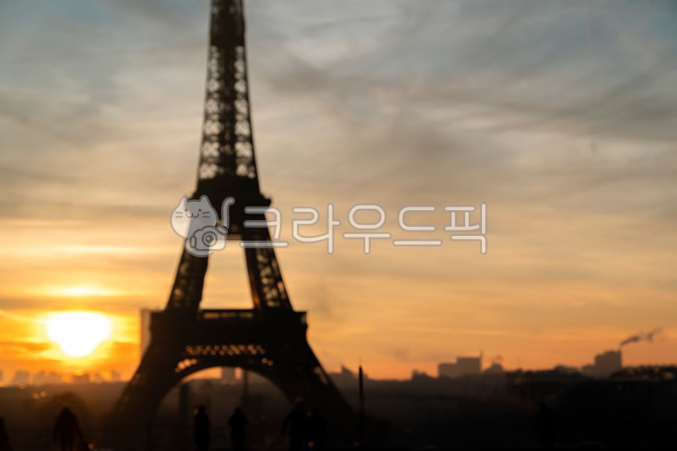 에펠탑,노을,파리,스카이라인,황금시간대,해질녘,실루엣,풍경,상징,저녁하늘,채색된하늘,관광지,아름다움,낙조,eiffeltower,sunset,paris,skyline,goldenhour,dusk,silhouette,landscape,symbol,eveningsky,coloredsky,landmark,beauty,sunsetglow