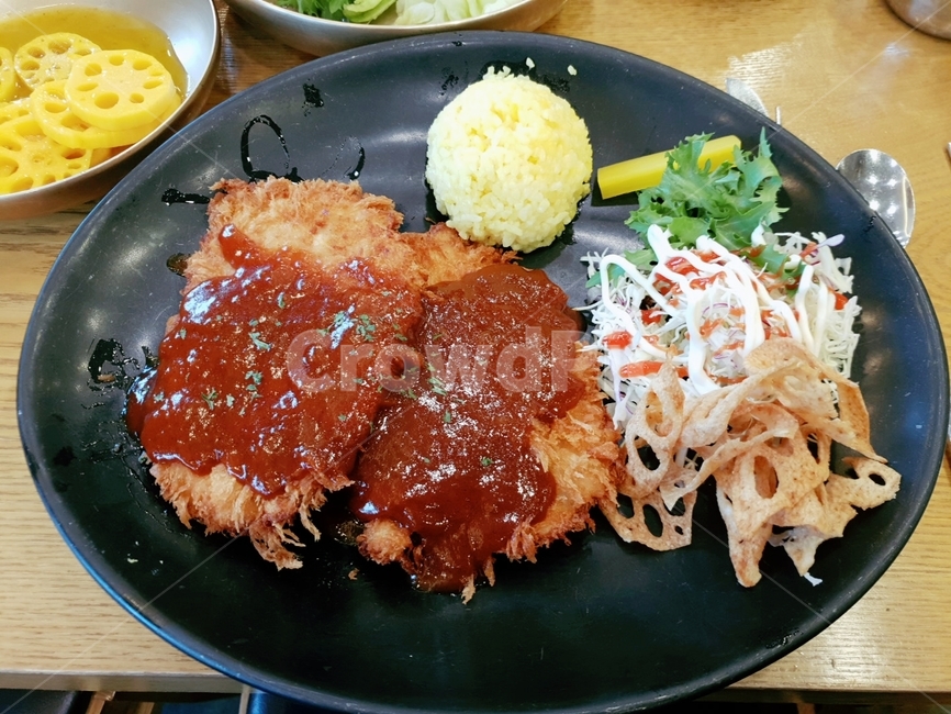 돈가스,밥,샐러드,연어튀김,단무지