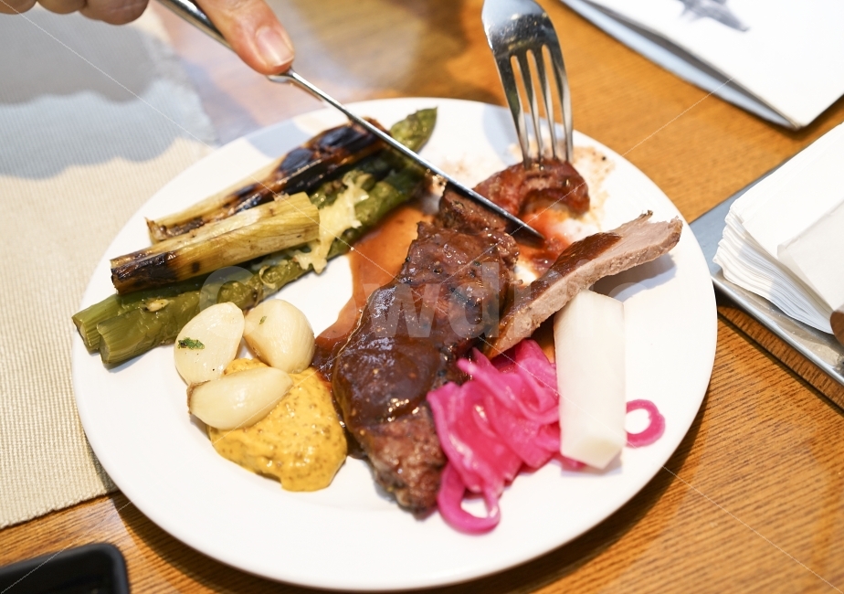 칼질,나이프,접시,식사,손,스테이크,먹방,음식,푸드,외식,데이트,고기,한끼,육식,음식,식재료,요리,food,cook,meal,dishes,food reserves,육류,고기,meat,양식,서양음식,서양요리,western food,western dishes,western meal,western cook