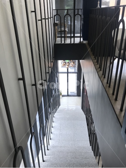 handrail,banister,railing,난간,corridor,복도,건물계단,계단,step,블랙앤화이트,블랙인테리어,interiordesign,카페인테이러,내부계단,cafe,통로,내려가는계단