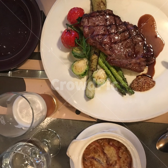 스테이크,토마토,아스파라거스,맥주,그라탕