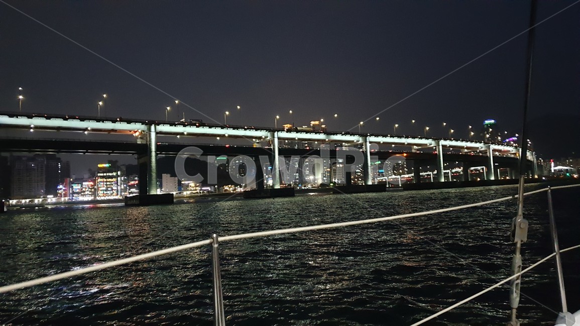 광안대교,광안리,부산야경,바다야경,요트,다리,하늘,바다,불빛,야경,바다위,부산,랜드마크