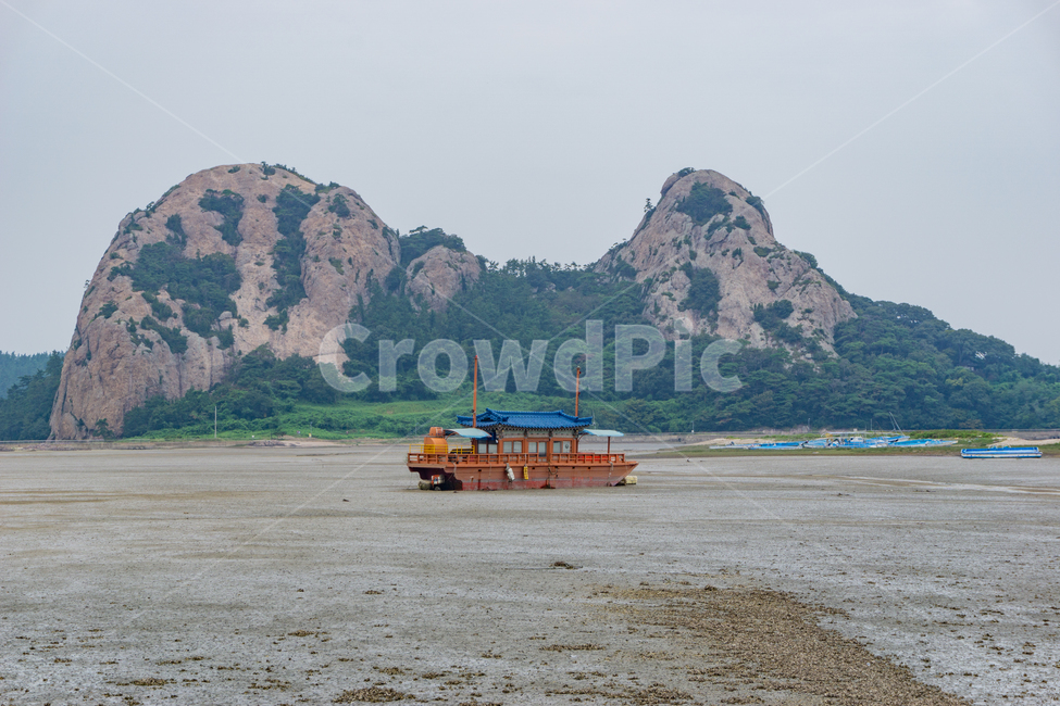 망주봉,선유도,군산,선유도해수욕장,서해,바다,전북,흐린날씨,여름,썰물,boat,보트,갯벌,갯펄,개펄,갯뻘,바닷가,한국,korea,beach,mountain,watercraft,배,돛단배,낚시,낚싯배,어촌,fishing,village,섬,섬마을,황해,무녀도,대장도,고군산군도,진흙,뻘,자연,nature