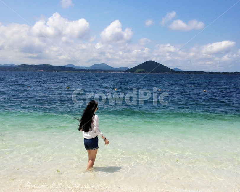 제주도,제주도바다,바다,해변,모래사장,여름바다,여름,푸른바다,하늘,푸른하늘,구름,에메랄드바다,제주,예쁜바다,우도,우도바다,서빈백사,서빈백사바다,국내바다,사람,인물,인간,human,person,여성,여자,woman,female,lady