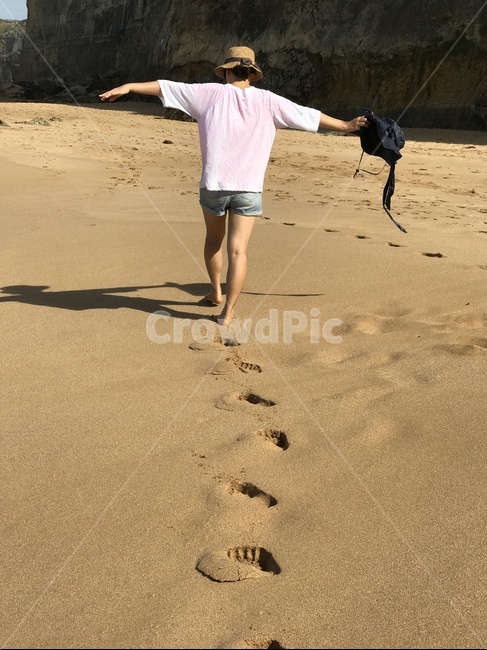 바다,길,고행,외로움,발자국,해변,바다,beach,sea,사람,인물,인간,human,person,여성,여자,woman,female,lady,여행,휴가,traveling,vacation,trip