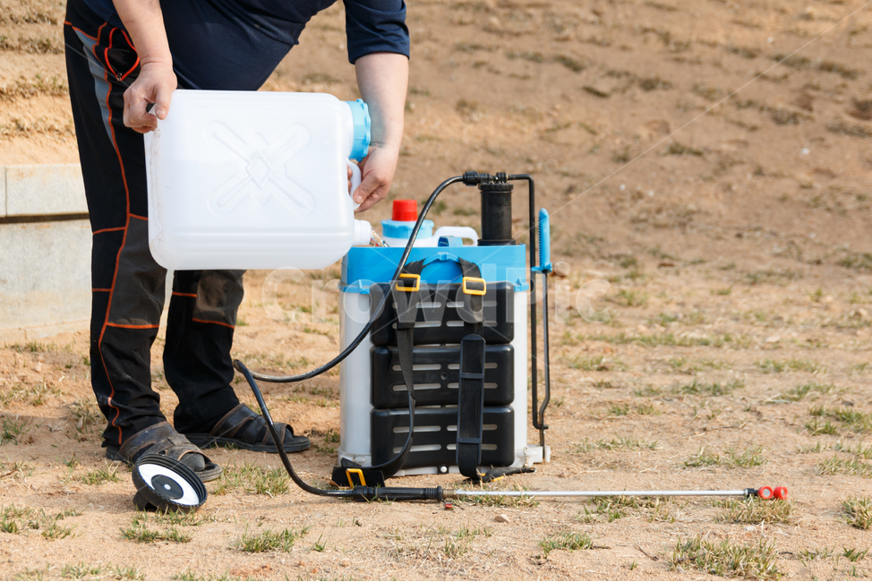 work,weeding,back pack,back pack sprayer,work preparation,labor,preparation,bucket,outdoor,filling,Pesticide,pesticide sprayer,herbicide,mowing,pesticide spraying,injection,oxygen,cemetery