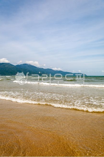 미케비치,다낭,베트남,해변,바다,해외,해안,모래사장,백사장,파도,물결,물,모래,수평선,해안선,바닷가,경치,자연,풍경,해수욕장,산