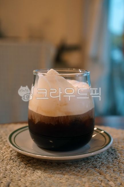 커피,카페,아인슈페너,비엔나커피,크림,음료,음식,food,beverage,cream,coffee,cafe,viennacoffee,원목테이블,나무,wood,woodentable,table,유리컵,컵받침,감성