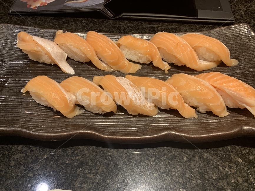 연어초밥,초밥,연어,생선초밥,생선,물고기,고기,밥,흰밥,쌀밥,흰쌀밥,접시,음식점,가게,음식,식사,식탁,일식,sushi,salmon,fish,rice,dish,restaurant,food,dine,table,japanfood,음식,식재료,요리,food,cook,meal,dishes,food reserves,일식,일본음식,일본요리,Japanese food,Japanese dishes,Japanese meal,Japanese cook